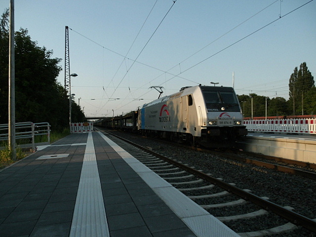 Am 25.07.2012 kam 185 674 mit einem leeren Autozug durch den Bahnhof Elze.