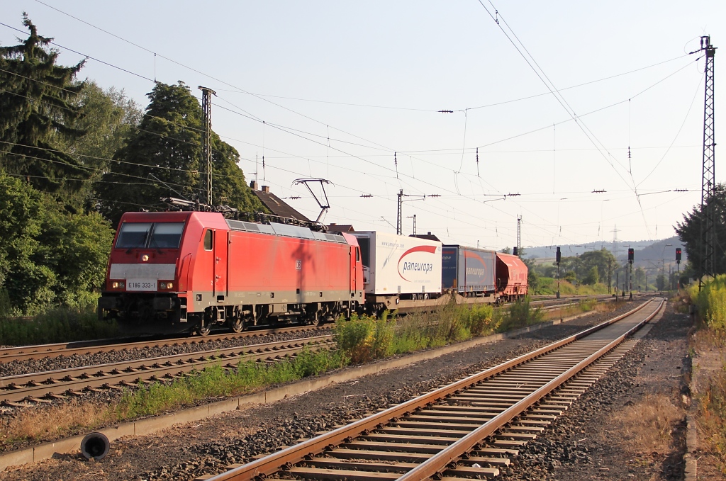 Am 25.07.2012 war irgendwie der  MoBA-Gz-Tag  ... Auch 186 333-1 hatte einen am Haken. Aufgenommen in Mecklar.