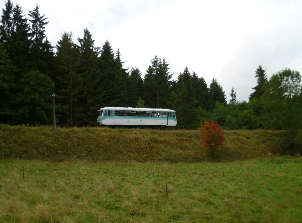 Am 25.08.12 fuhr die Wiesentatalbahn wieder. Mit 772 155-8, hier vor Langenbuch.

