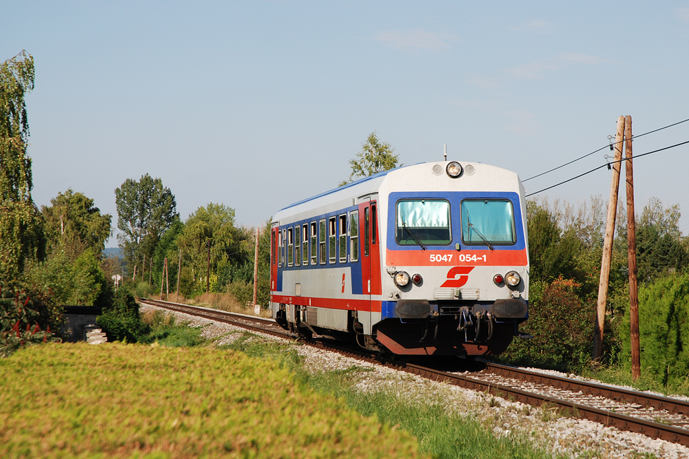 Am 25.08.2007 ist 5047 054 als R 7829 von Neusiedl am See nach Wulkaprodersdorf unterwegs. Die Aufnahme entstand bei der Einfahrt in Purbach.