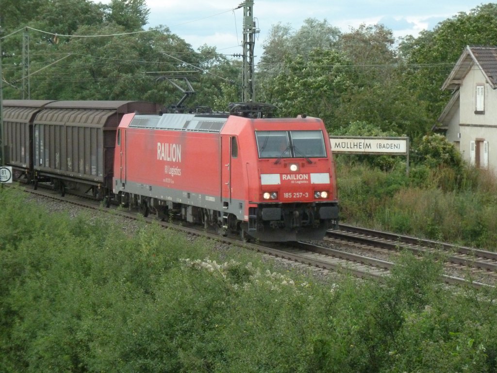 Am 25.08.2012 kam dann auch noch 185 257-3 mit dem Red-Bull Zug nach Haltingen. Hier ist der Red-Bull Zug kurz hinter Mllheim (Baden).