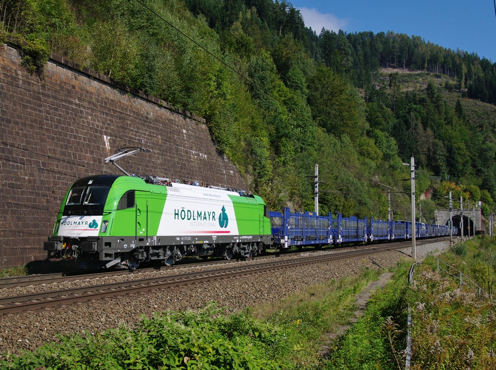 Am 25.09. 2011 erwischte ich die Hödlmayrlok 1216 954 mit dem 48988 vor dem Westportal des 5460 m lange Galgenbergtunnel.