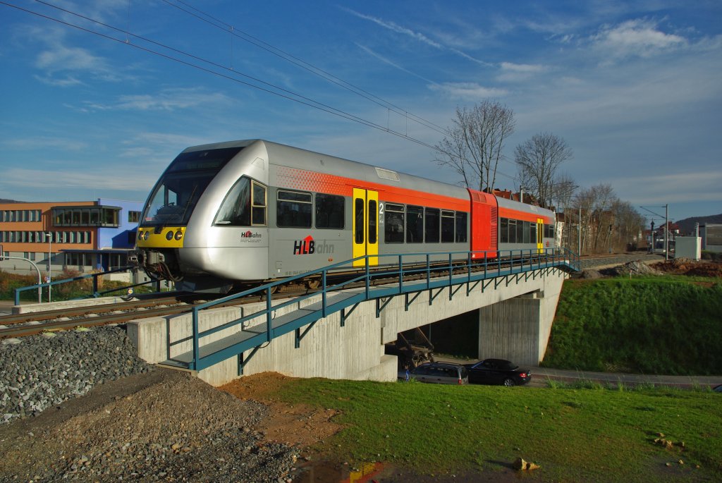 Am 25.11.2009 fuhr wieder ein GTW der HLB auf den neuen Gleisen zum Stadtbahnhof Eschwege. Zu erneuten Testzwecken. Hier auf der neuen Brcke ber den Schtzengraben.