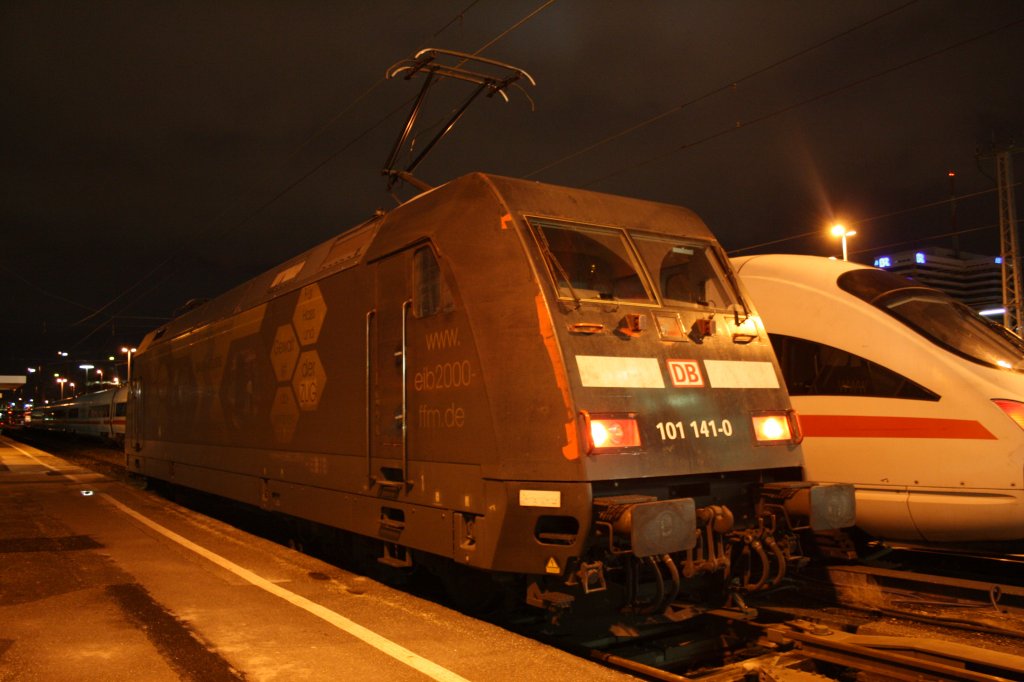 Am 25.12.09 zeigte sich die 101 141-0  Bahn Azubis  am Hbf in Mnchen.