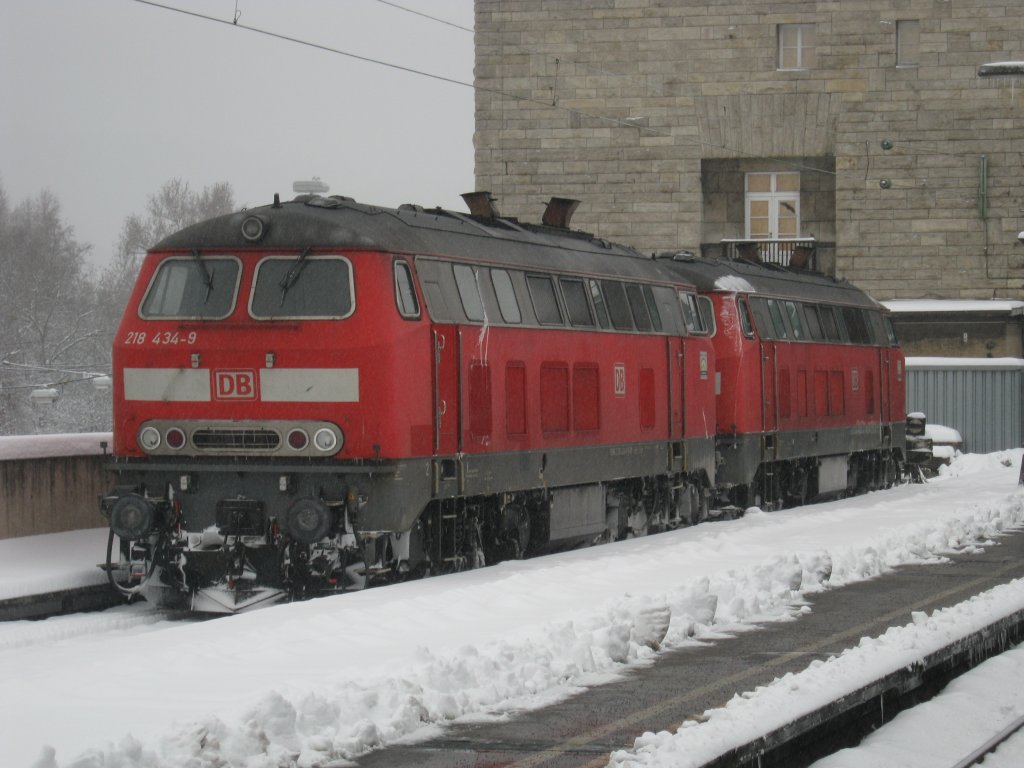 Am 25.12.2010 standen 218 434-9 und 218 495-0 auf dem Abstellgleis in Stuttgart.