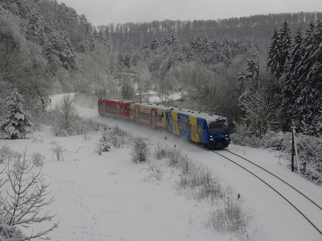 Am 25.12.2010 verlsst der aus zwei Regioshuttle der HzL und einem Regioshuttle der DB Regio zusammengestellte RE 10076 das Donautal und fhrt auf der Fahrt von Sigmaringen nach Tbingen in das Schmeiental. Hinter den Regioshuttle der HzL ist noch ein Teil der Donau zu sehen. Rechts hinter dem DB Regioshuttle befindet sich das Gleis der Donautalbahn (KBS 755).