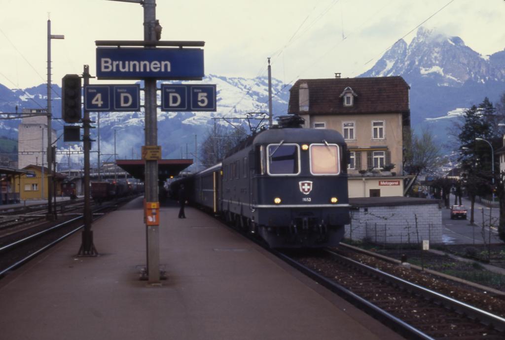 Am 25.3.1990 fhrt um 18.50 Uhr der D nach Chiasso mit der
SBB Re 6/6 Nr. 11653 in Brunnen ein.