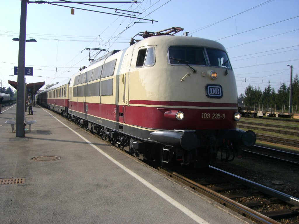 Am 25.4.10 besuchte der TEE Rheingold das Eisenbahnmuseum Strahof. Ich konnte bei der Rckfahrt nach Wien Franz-Josefs Bahnhof den D 16145 kurz vor der Abfahrt in Tulln festhalten.