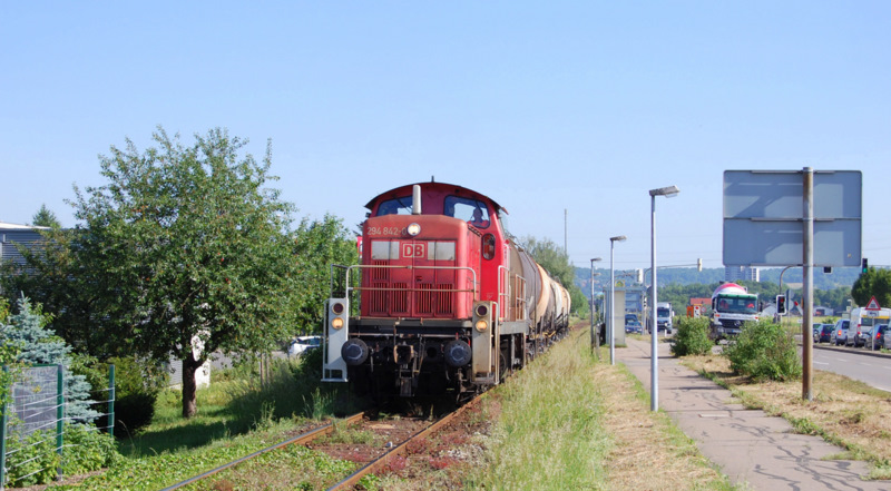 Am 25.5.2011 hatte 294 842-0 die Aufgabe, den aus Kesselwagen bestehenden FZT 56105 von Plochingen nach Oberlenningen zu bringen. An meinem  Stammmotiv  in Dettingen passte ich den Zug ab. Ein netter Gru geht an den Tf!