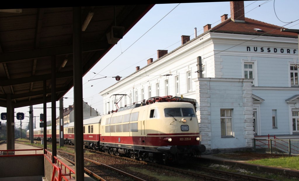 Am 25.April 2010 fhrt der Trans Europ Express von Wien FJB nach Strasshof. Hier 103 235-8 mit dem Sonderzug  
D 16144 bei der Durchfahrt im Bahnhof Wien Nudorf. 