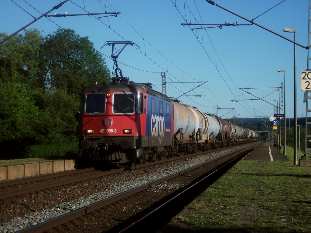 Am 25.Mai 2011, Punkt 19 Uhr, durchfhrt 421 396 mit einem Kesselzug Gundelsdorf Richtung Saalfeld/S.