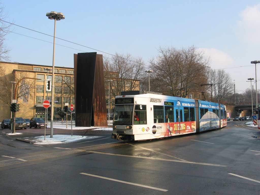 Am 26. Dezember 2006 verkehrte die Linie 302 des VRR leztmalig oberirdisch durch die Bochumer Innenstadt, hier BOGESTRA 426 (NF6D) auf der Kreuzung Wittener und Massenbergstrae mit dem Sd- und Ostring vor der Skulptur  Terminal  von Richard Serra.