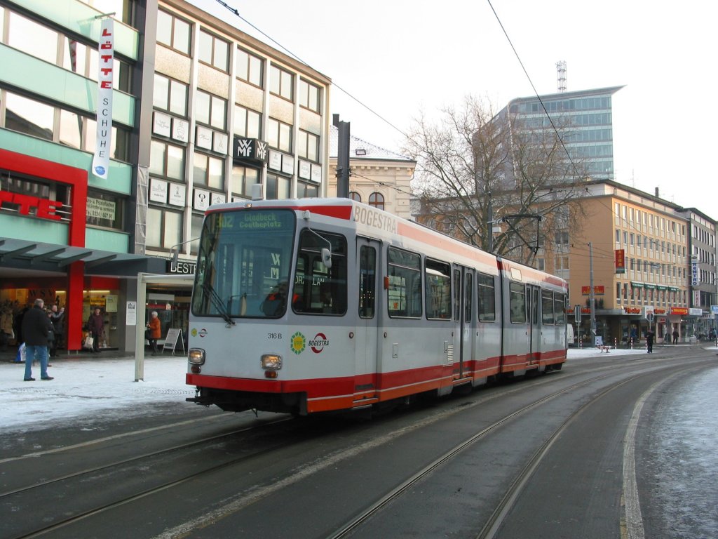 Am 26. Dezember 2006 verkehrte die Linie 302 des VRR leztmalig oberirdisch durch die Bochumer Innenstadt, hier BOGESTRA 316 auf der Bongardstrae.