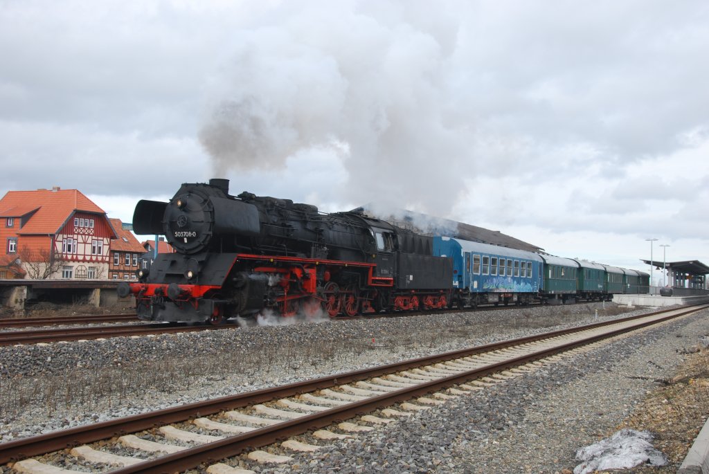 Am 26. Februar 2010 fuhr der Sonderzug  Wappen von Blankenburg  mit der Dampflokomotive 50 3708-0 von Blankenburg nach Braunschweig Hbf. Auf diesem Foto ist den Zug zu sehen im Bahnhof Wernigerode.