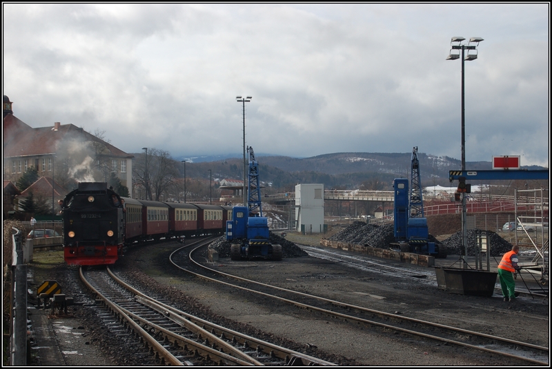 Am 26. Februar 2010 rollte Zug 8920, gefhrt von 99 7232-4, den Bahnhof Wernigerode herein. Im Hintergrund ist ein Teil des Bahnbetriebswerks zu sehen.
