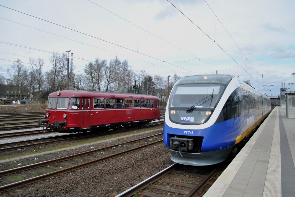 Am 26. Mrz 2011 fand in Gladbeck-West ein Generationentreffen statt. Links 796-677, als Sonderfahrt unterwegs, und rechts VT745 als RE14 nach Essen Hbf.