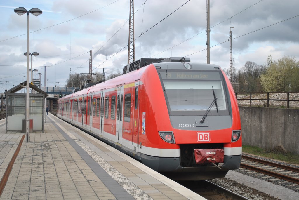 Am 26. Mrz 2011 steht 422 023 als S9 nach Haltern am See in Gladbeck West.