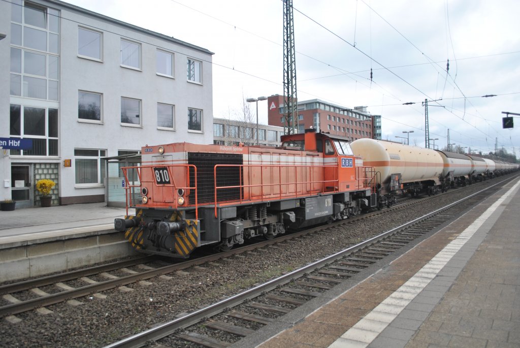 Am 26. Mrz 2011 zieht RBH 810 „Ruhrpott Sprinter“ einen Kesselwagenzug durch Recklinghausen Hbf.