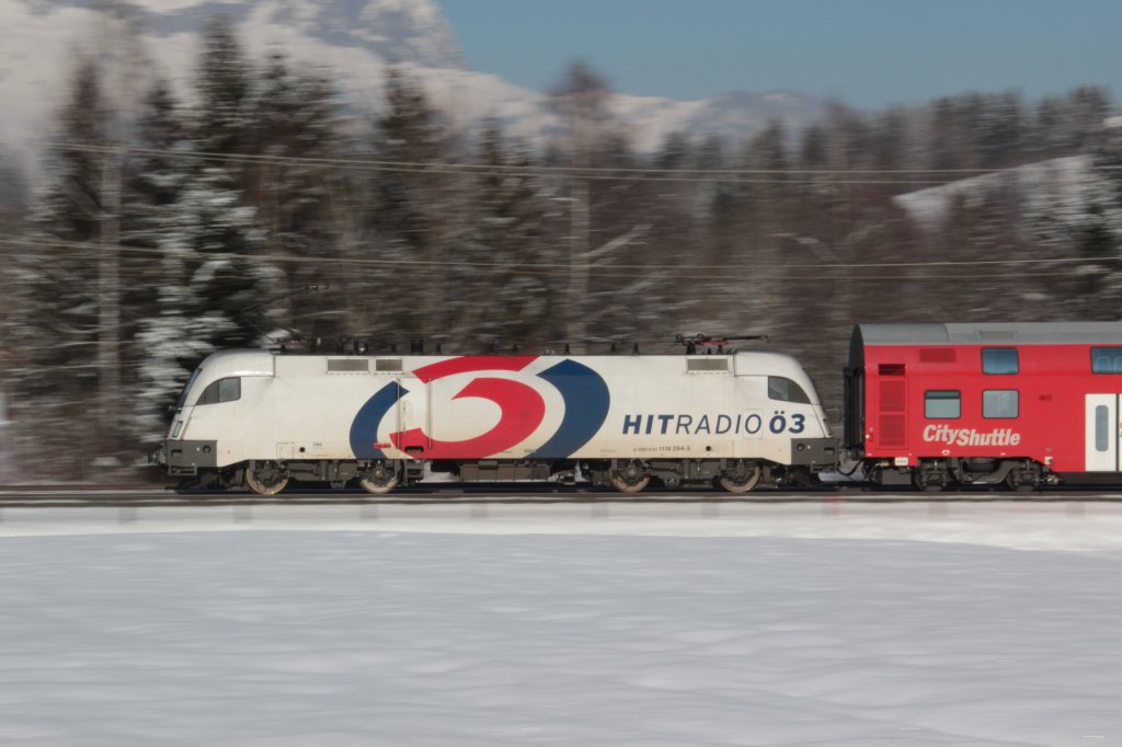 Am 26.01.13 pendelte die BB 1116 264 mit einem Sonderzug zwischen St.Johann und Kirchbichl.
Die Garnitur wurde mit Doppelstockwagen der Vorarlberger S-Bahn gebildet.
Hier schiebt der 3 Werbetaurus den Sonderzug in Richtung St.Johann, festgehalten bei Schwarzsee.
