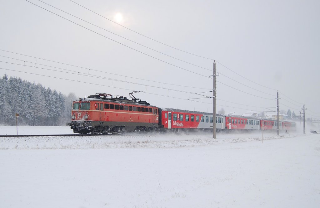 Am 26.01.2010 ist 1142 575 mit dem
R 3940 im winterlich gewordenen
Wartberg/Kr. ausgefahren.