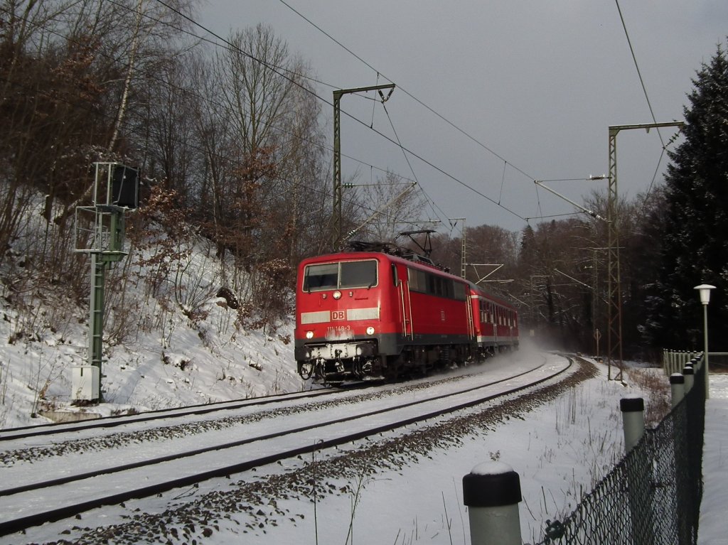 Am 26.01.2013 ist 111 148 auf dem Weg nach Innsbruck Hbf. Hier zwischen Murnau und Ohlstadt.