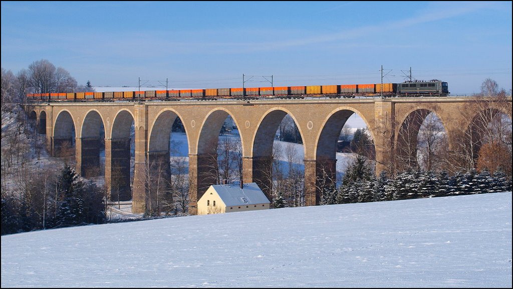Am 26.01.2013 rollt 142 001 mit Containern zum Kokstransport zurck in das tschechiche Kohlerevier bei Ostrava. Unter strahlend blauem Winterhimmel berquert der Zug hier gerade das Frankensteiner Viadukt bei Freiberg.