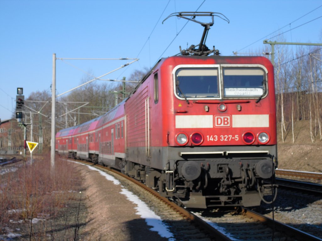 Am 26.02.11 fhrt 143 327-5 aus dem oberen Bahnhof Reichenbach V. in Richtung Plauen. Aber nur um Von Gleis 5 auf Gleis 2 zukommen.