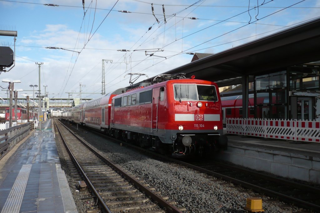 Am 26.02.2010 steht die 111 104 in Gieen abfahrbereit als Linie RE 30 (Kassel Hbf-Frankfurt/M Hbf).Die Lok hat am 22.02.2010 eine neue HU und ein neue Lackierung in Dessau erhalten.

P.S: Viele Gre an den Lokfhrer b.z.w. Tf!!