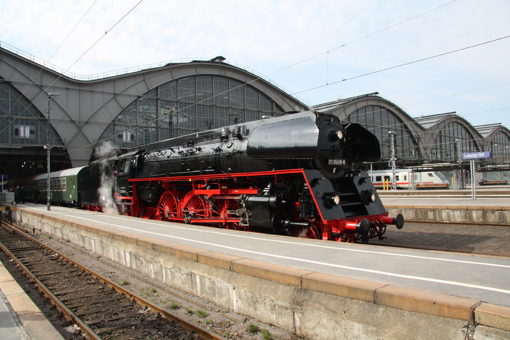 Am 26.03.2010 steht 01 0509-8 mit einem Sonderzug zum 2.Dresdner Dampfloktreffen am Gleis 18 des Leipziger Hauptbahnhofs zur Abfahrt bereit. 