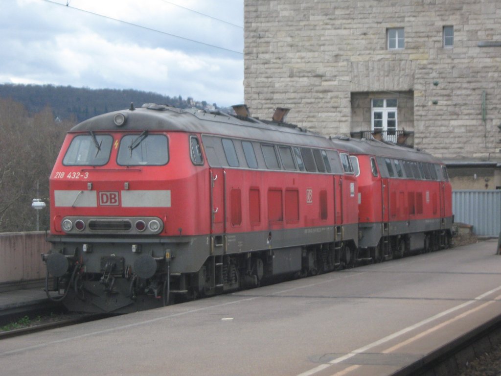 Am 26.03.2010 warteten 218 432-3 und 218 494-3 auf dem Abstellgleis in Stuttgart auf ihren nchsten einsatz