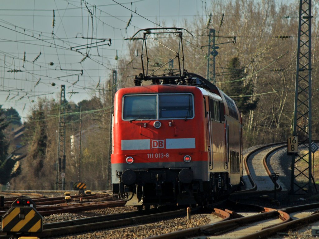 Am 26.03.2012 schiebt 111 013-9 den RE4 auf der KBS 485 aus Herzogenrath Richtung Geilenkirchen. Rechts im Bild zweigt die Strecke der Euregiobahn nach Alsdorf ab.