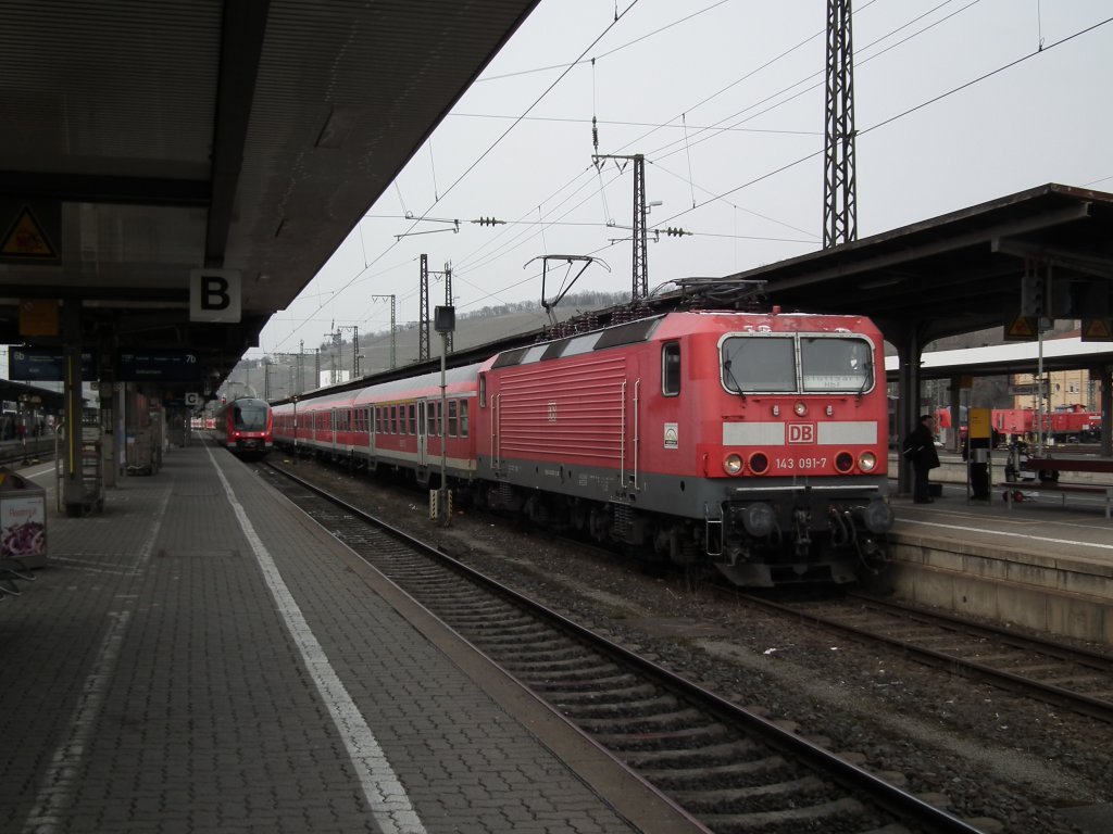 Am 26.03.2013 wartet 143 091 mit ihrer RB in Wrzburg Hbf auf ihre Abfahrt nach Stuttgart Hbf.