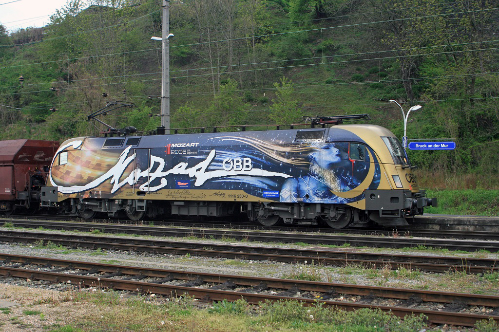Am 26.04.2008 steht 1116 250 (Mozart) am Bahnsteig 6 in Bruck/Mur.