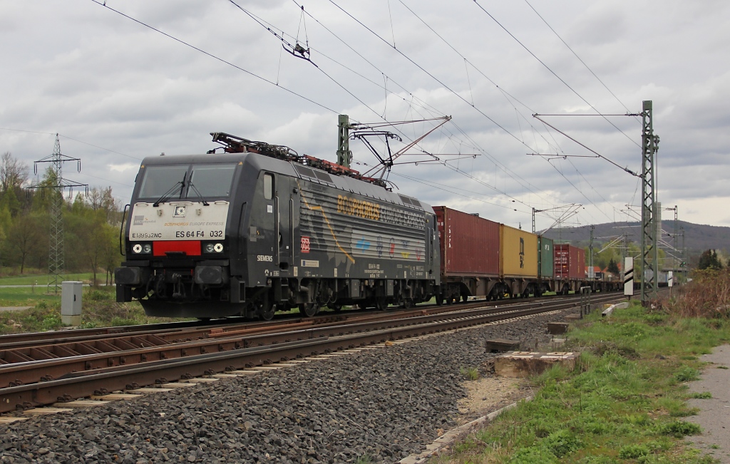 Am 26.04.2012 kam die 189 932 (ES 64 F4-032) mit einem Containerzug in Richtung Sden ber die NSS. Aufgenommen an der Nordeinfahrt nach Eschwege Stadt.