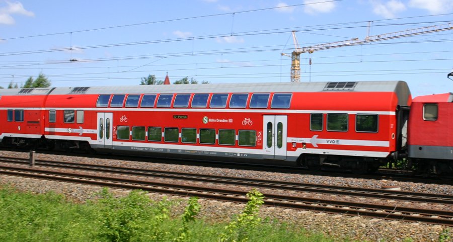 Am 26.05.2010 wurde im Dresdner Hbf der neue Verkehrsvertrag fr die S-Bahn Dresden unterzeichnet. Dabei wurde auf Gleis 14 DB 182 001-8 und der aufgerstete Doppelstockwagen 50 80 26-81206-7 prsentiert. Letzterer war am 04.06.2010 bei der S2, hier im Bild Richtung Pirna, unterwegs.