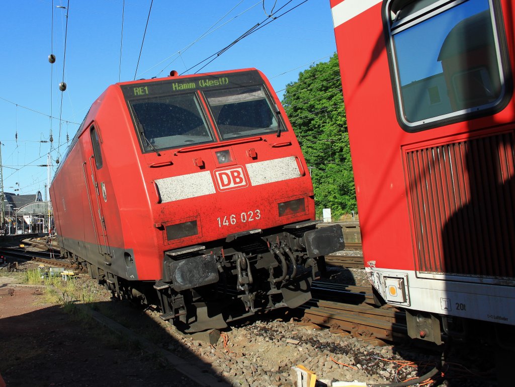 Am 26.05.2012 entgleiste 146 023 im Aachener Hbf beim Versuch mit sechs Doppelstockwagen am Haken eine Gleishexe zu berfahren. Der Zug sollte eigendlich als RE1 im Bahnhof bereitgestellt werden, deshalb waren glcklicher Weise keine Fahrgste in den Wagen. Auch die Tf hatte Glck im Unglck, sie wurde mit einem Schock in`s Krankenhaus gefahren. Hier ist die Lok bereits von den Wagen, von denen zwei entgleisten getrennt worden. Mit dem 75to. Kran  David  von der Notfalltechnik wurde die Lok spter wieder ins Gleis gehoben. Die Doppelkreuzweiche auf der die Lok zu stehen kam ist Totalschaden, die Lok luft inzwischen wieder. 