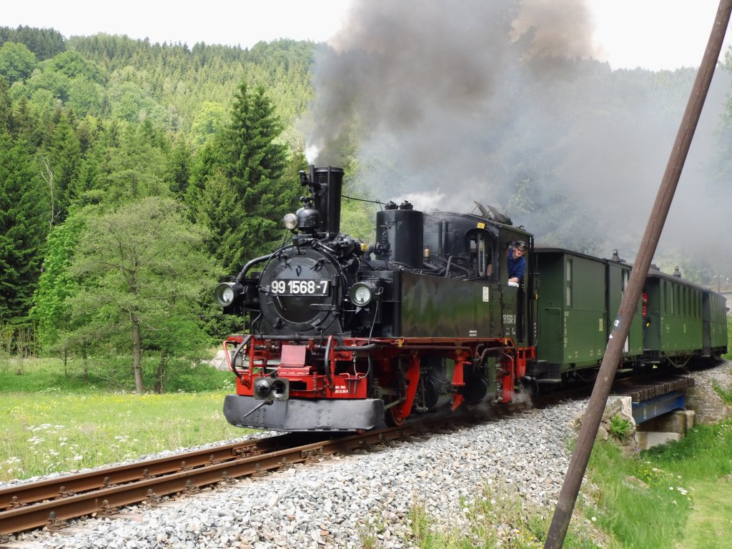 Am 26.05.2012 fhrt 99 1568-7 gerade in den Haltepunkt Forellenhof ein.