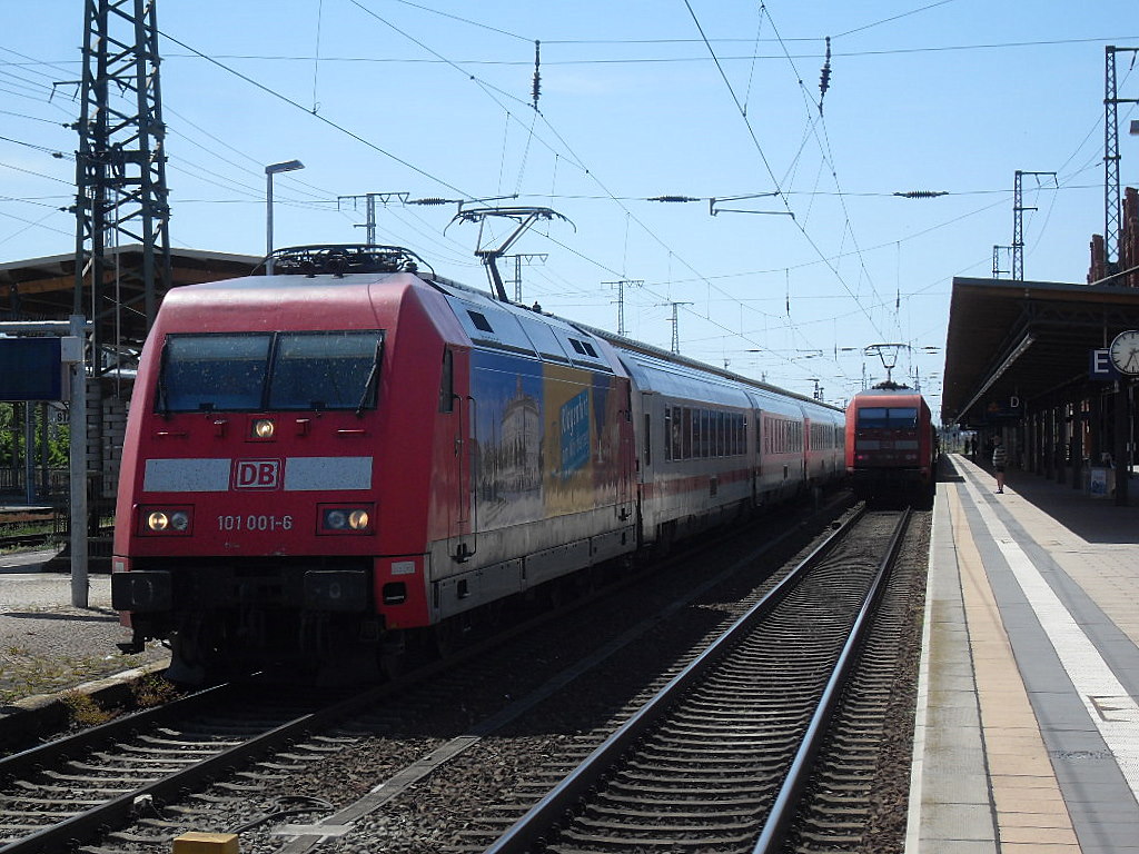 Am 26.05.2012 kam 101 001 mit dem IC 143 in Stendal an und auf Gleis 1 war 101 088 mit ihrem IC 2385.