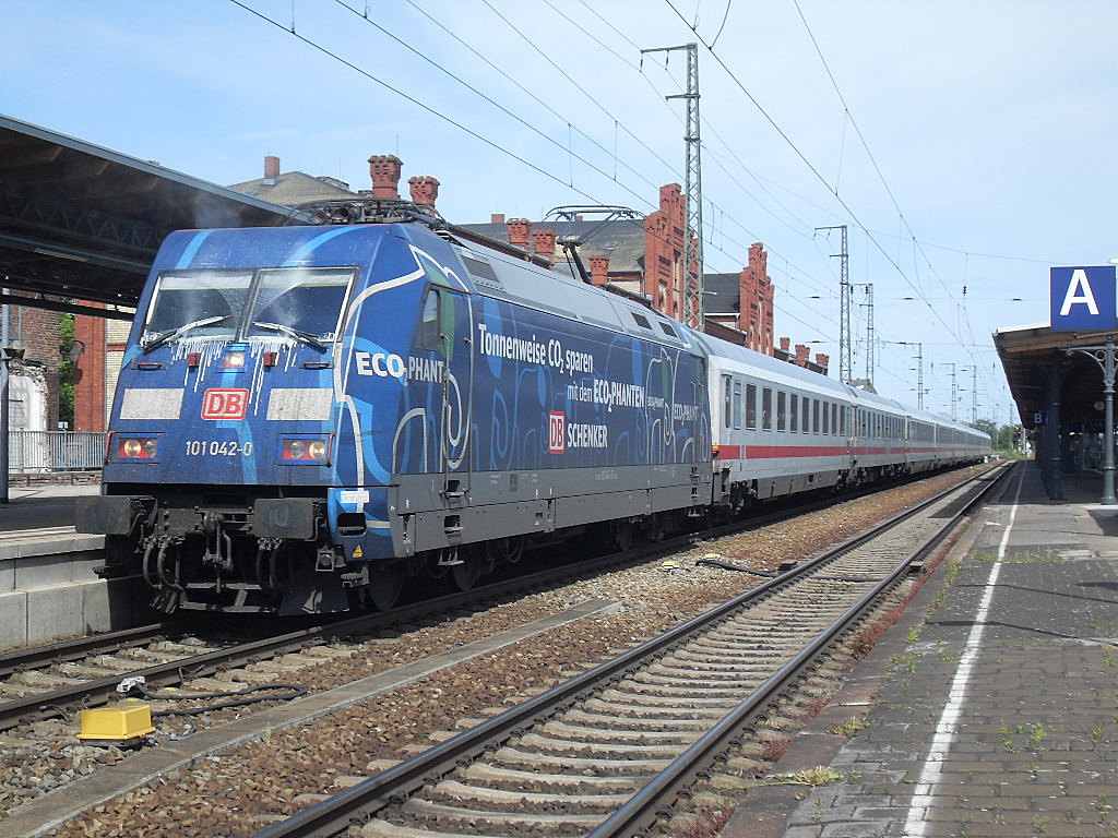 Am 26.05.2012 kam 101 042 mit dem IC 142 in Stendal an.