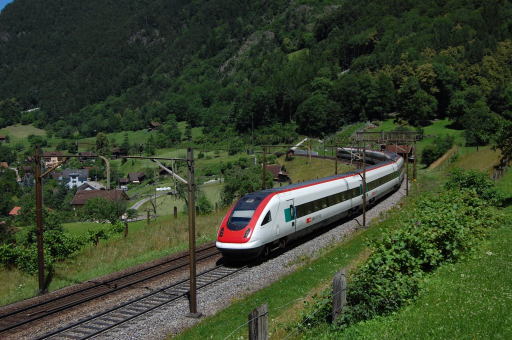 Am 26.06.2011 ist ein ICN Richtung Chiasso bei Silenen unterwegs