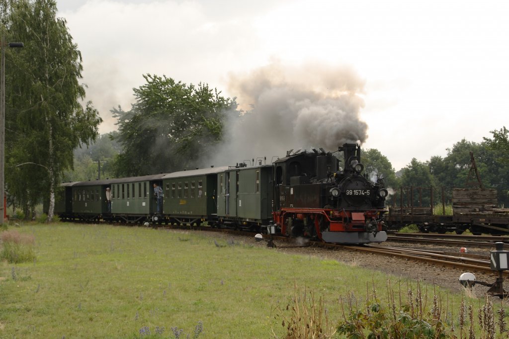 Am 26.06.2011 erreicht 99 574 mit ihren Zug den Bahnhof Mgeln. 

