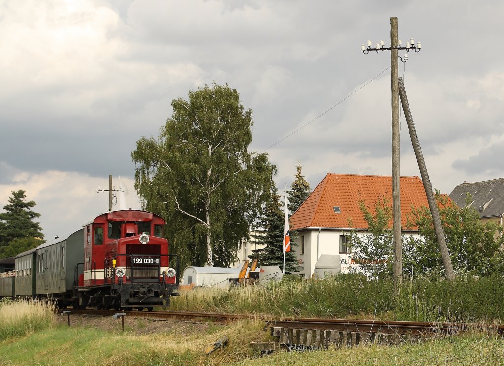 Am 26.06.2011 hat 199 030-8 mit ihren Zug Mgeln fast erreicht. 

