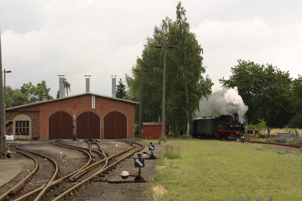 Am 26.06.2011 pssiert 99 574 mit einen Personenzug das Heizhaus in  Mgeln. 
