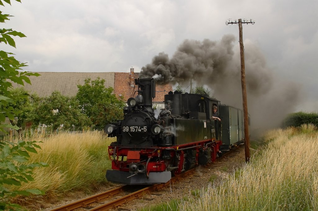 Am 26.06.2011 war 99 574 mit einen Personenzug nach Mgeln untewegs. Hier passiert sie gerade das Ortsgebiet von Schweta.