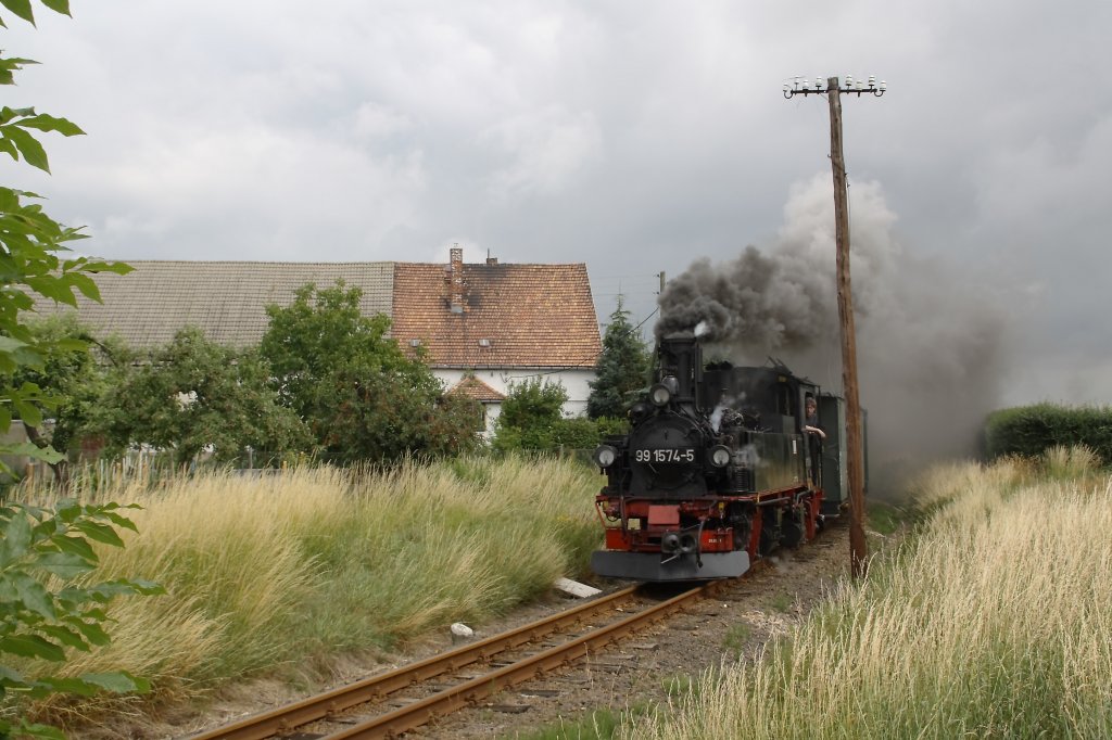 Am 26.06.2011 war 99 574 mit einen Personenzug nach Mgeln untewegs. Hier passiert sie gerade das Ortsgebiet von Schweta.