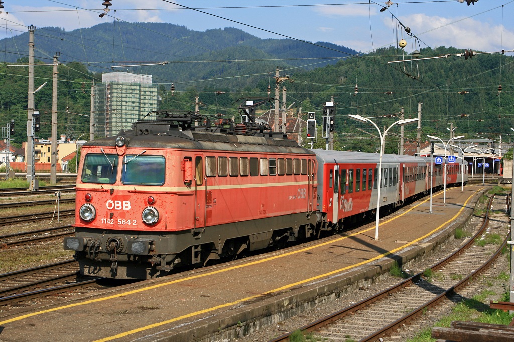 Am 26.07.2008 fhrt die 1142 564 mit Regionalzug 4017 von Bahnsteig 6 aus Bruck/Mur aus.