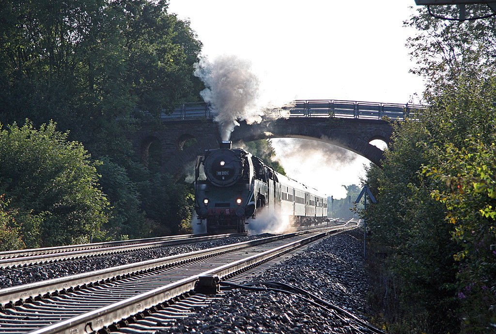 Am 26.07.2009 war 18 201 wieder einmal im Vogtland unterwegs. Auf ihrer Fahrt nach Augsburg durchfhrt sie, mit ihrem Sonderzug aus Chemnitz, am frhen Morgen Mehltheuer.
