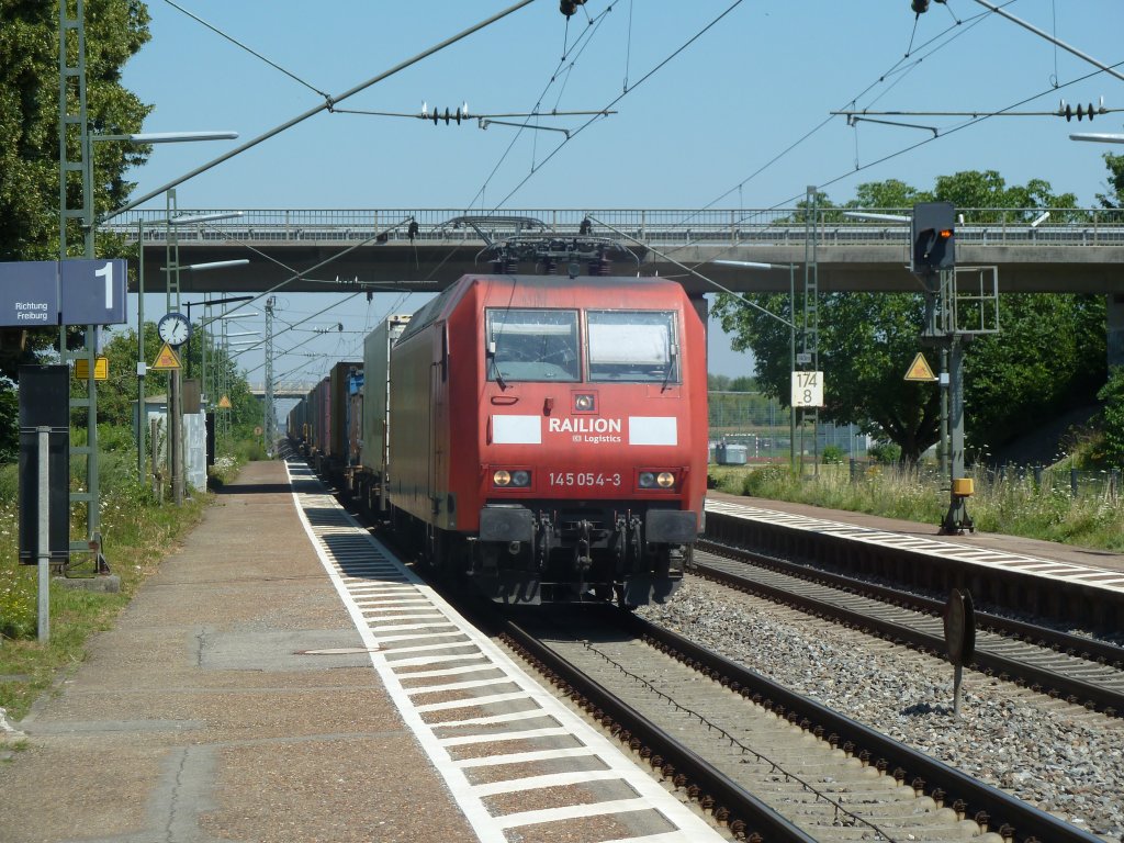 Am 26.07.2012 kam 145 054-3 mit einem KLV durch Ringsheim gen Sden durch.