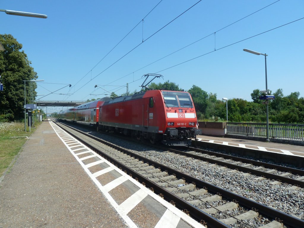 Am 26.07.2012 schob 146 110-2 einen RE nach Offenburg. Hier fhrt sie gerade aus Ringsheim weiter Richtung Orschweier.