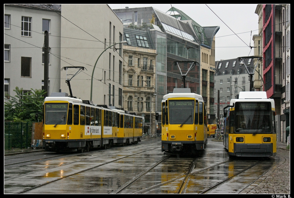 Am 26.08.10 konnte ich am Hackeschen Markt diese zwei Fahrzeuggenerationen der Berliner Straenbahn fotografieren.